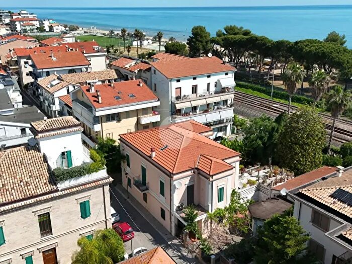 Casa con 6 locali in vendita in Via Cristoforo Colombo, Pineto