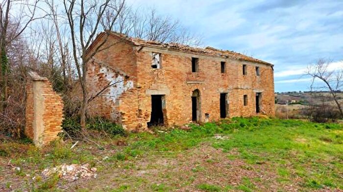 Casa con 6 locali in vendita in Montemarciano