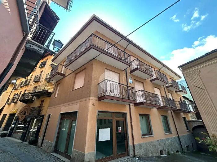 Appartamento con 6 locali in vendita in Via Roma, Locana