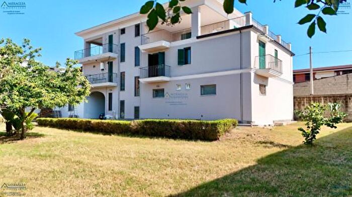 Appartamento con 6 locali in vendita in Via Salvo dAcquisto, Parete