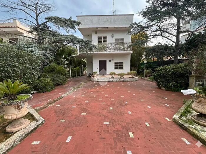 Casa con 6 locali in vendita in Via Scizze, Bari