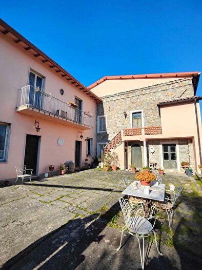 Casa con 15 locali in vendita in Licciana Nardi