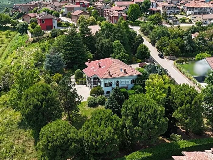 Casa con 5 locali in vendita in Via Alba, Roddi