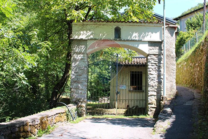 Casa con 8 locali in vendita in Via Maglio, Torre De Busi