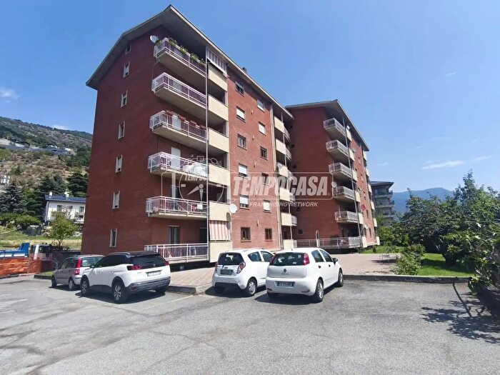 Appartamento con 5 locali in vendita in Via De Chevreres Gilles, Aosta