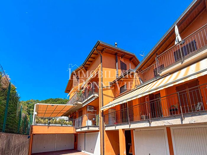 Appartamento trilocale in affitto in Via Stallone, Uggiate con Ronago