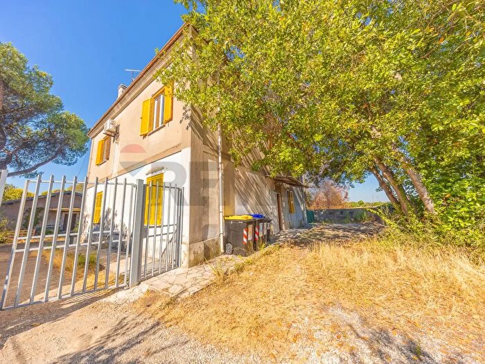 Appartamento trilocale in vendita in Via Licida, Roma