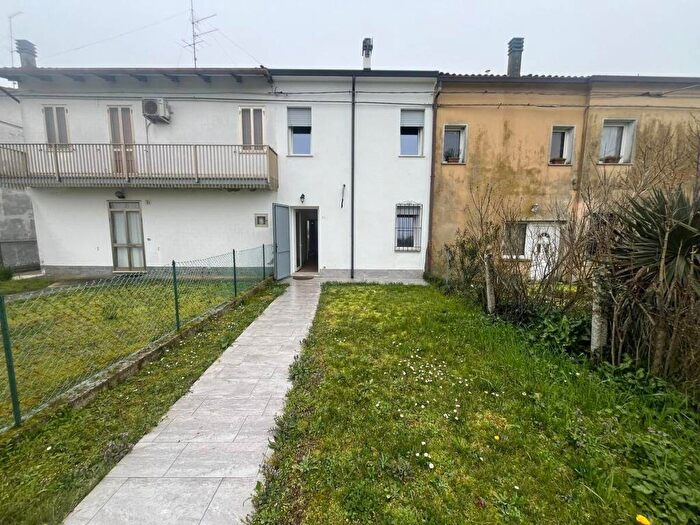 Casa quadrilocale in affitto in Via Albersano, Berra, Riva del Po