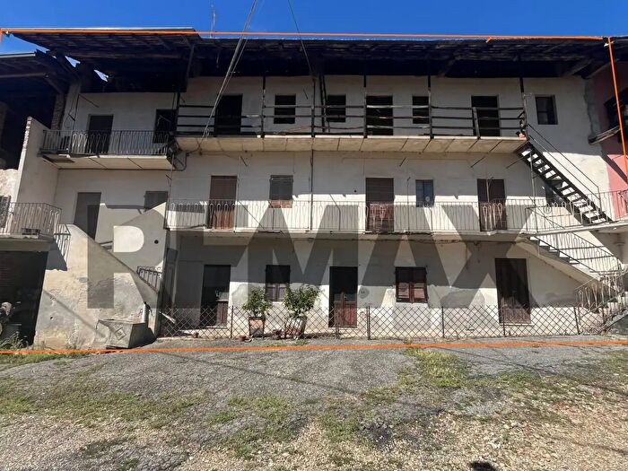 Casa con 10 locali in vendita in Borgomanero