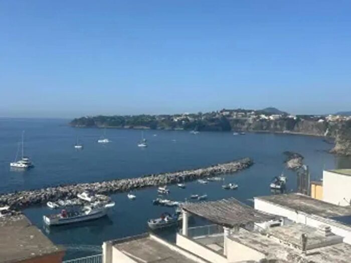 Appartamento trilocale in vendita in Via Principe Umberto, Procida