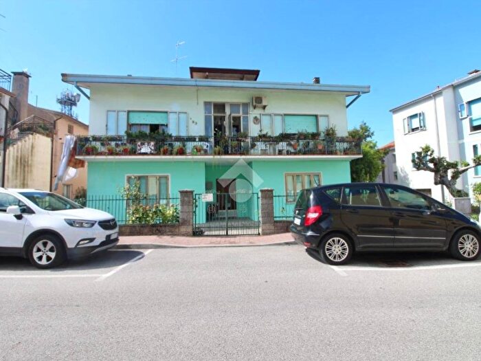 Appartamento trilocale in vendita in Via Regina Cornaro, Centro, Caorle