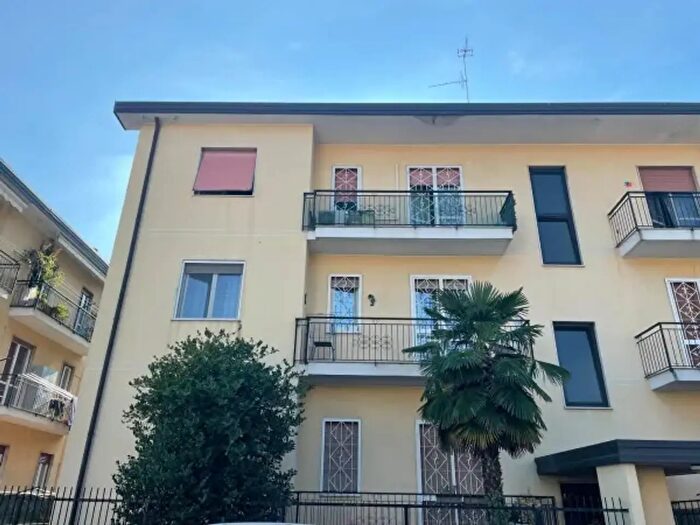 Appartamento trilocale in vendita in Via Leone da Perego, Legnano