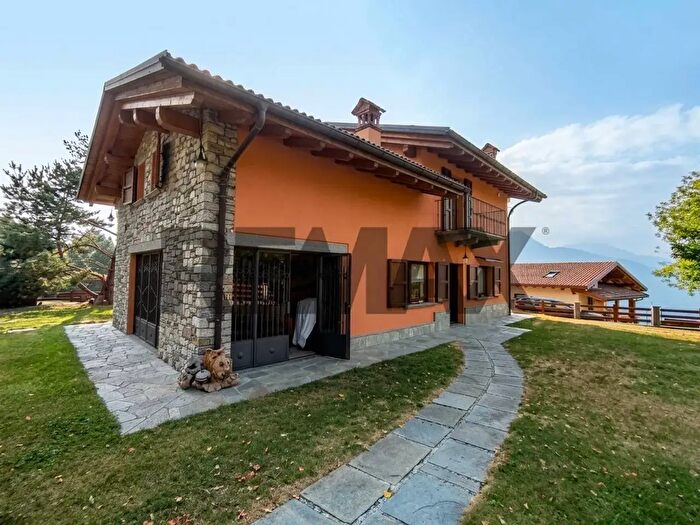 Casa quadrilocale in vendita in Naro Snc, Gravedona ed Uniti