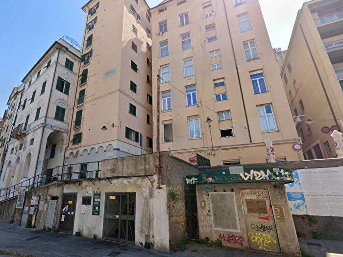 Appartamento quadrilocale in affitto in Vico delle Camelie, Molo, Genova