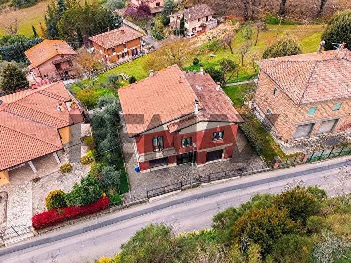 Casa con 8 locali in vendita in San Martino, Montepulciano