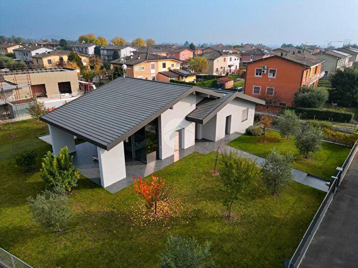 Casa quadrilocale in vendita in Via Giuseppe Garibaldi, Cazzago San Martino