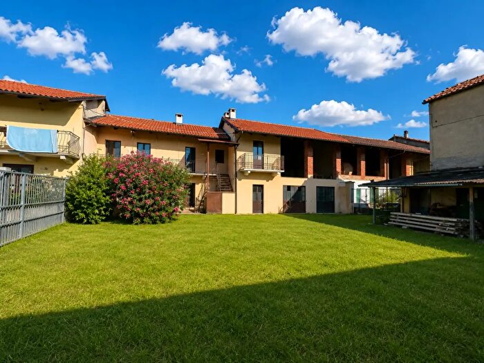 Casa con 20 locali in vendita in Via Ciriè, Caselette