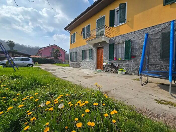 Casa con 8 locali in vendita in Frazione S Pietro, San Damiano DAsti