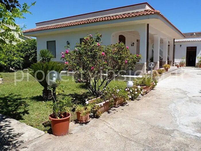 Casa con 8 locali in vendita in Avola