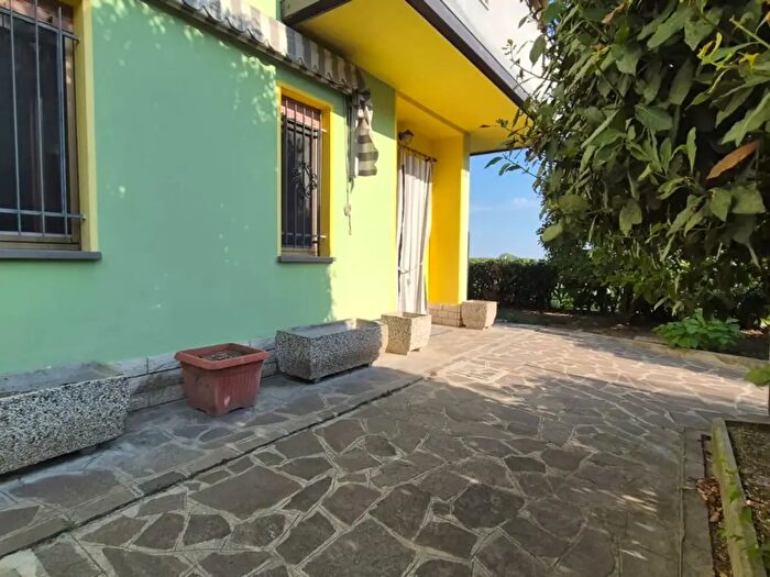Casa con 5 locali in vendita in Via Muratori, Novi Di Modena