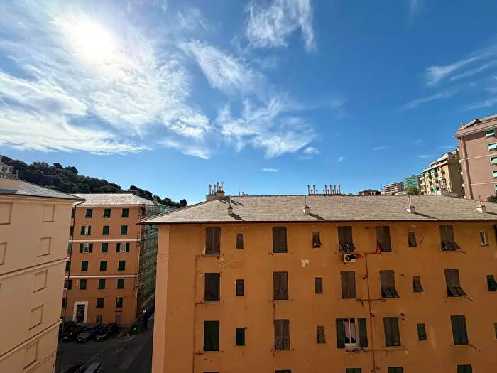 Appartamento trilocale in vendita in Via Bologna, Genova