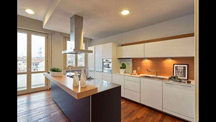 Appartamento con 8 locali in vendita in Via Principe Amedeo, Mantova