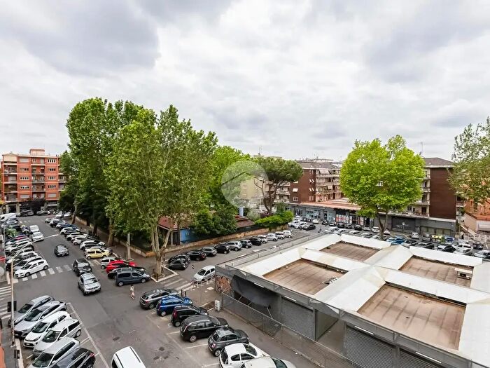 Appartamento con 5 locali in vendita in Via Damiano Macaluso, Roma
