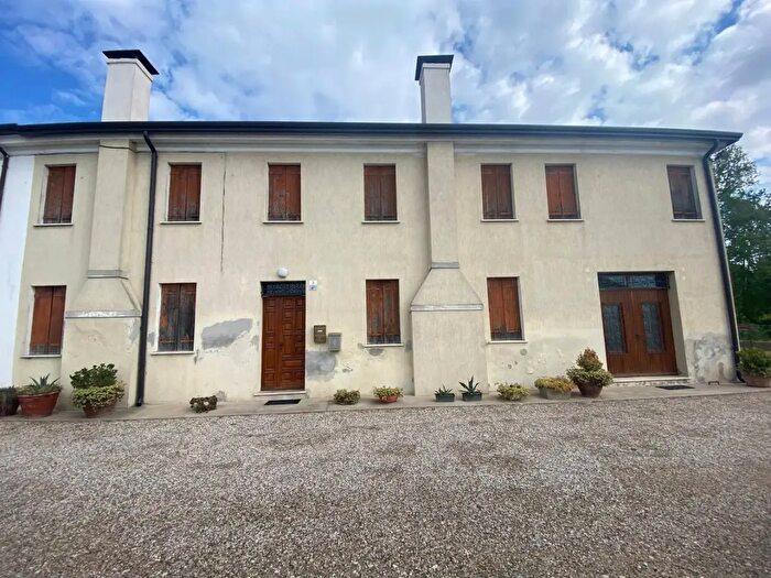Casa con 10 locali in vendita in Via Molina Snc, Pincara
