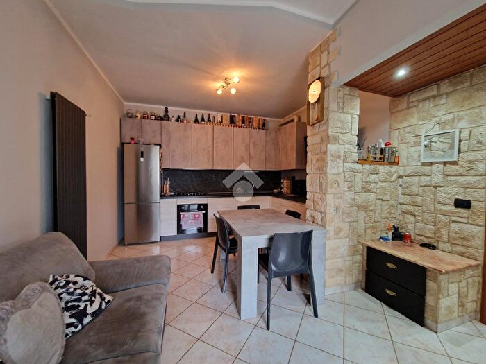 Appartamento trilocale in vendita in Via Pietro Toselli, Limbiate