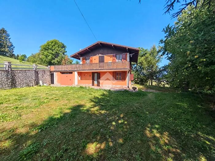 Casa con 6 locali in vendita in Via Tresche Treschè, Roana