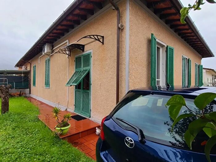 Casa con 6 locali in vendita in a Crociale, Pietrasanta