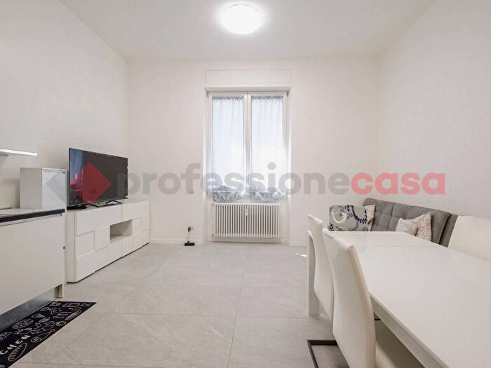 Appartamento trilocale in affitto in Piazza Napoli, Milano