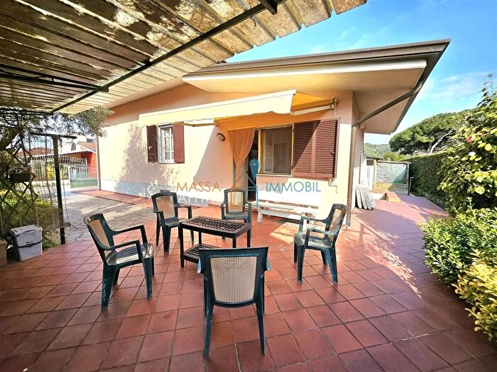 Casa con 6 locali in vendita in Via Pratta, Massa