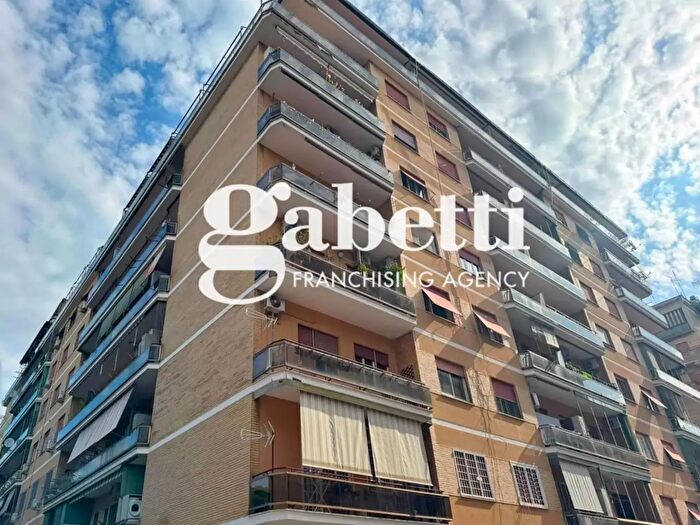 Appartamento trilocale in vendita in Via Filettino, Roma
