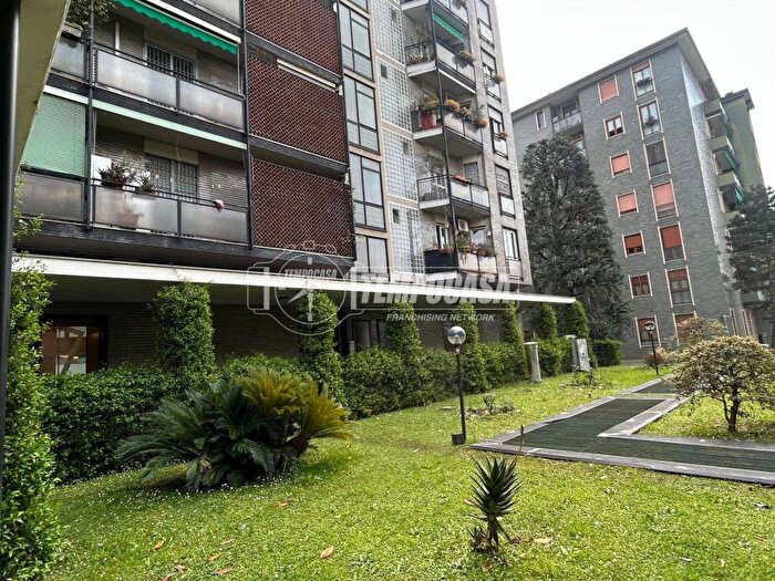 Appartamento trilocale in affitto in Via Gianfranco Zuretti, Cascina dei Pomi, Milano