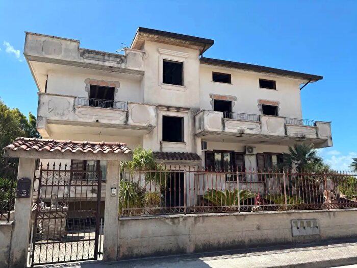 Casa con 8 locali in vendita in Via Cstelvolturno, Mondragone