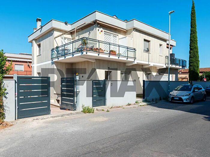 Appartamento trilocale in affitto in Via Padre Candido, Roma