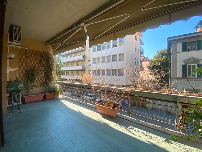Appartamento con 6 locali in affitto in Mazzini Oberdan, Firenze