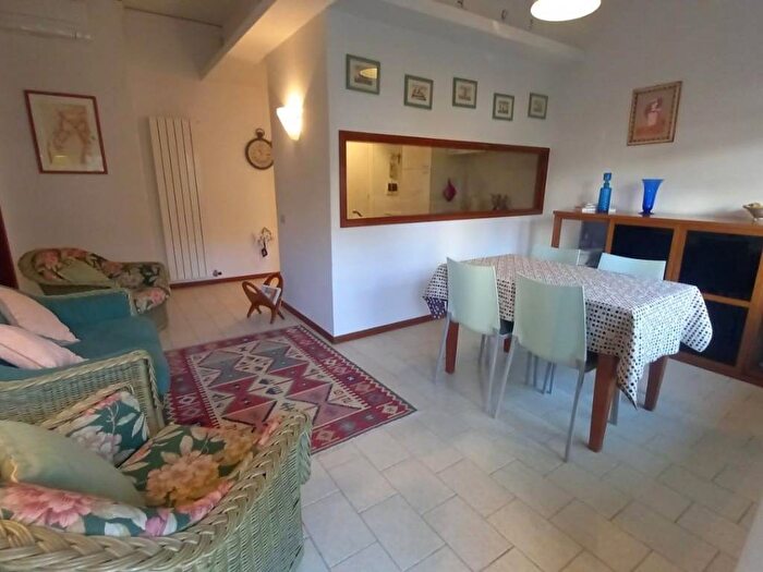 Appartamento trilocale in affitto in Viale Cristoforo Colombo, Lido di Camaiore, Camaiore