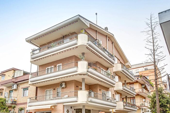 Appartamento trilocale in vendita in Via Confalonieri, Pomezia