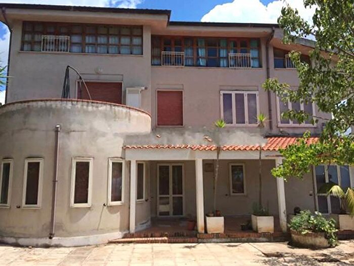 Appartamento trilocale in vendita in Via Tondo, Nicotera