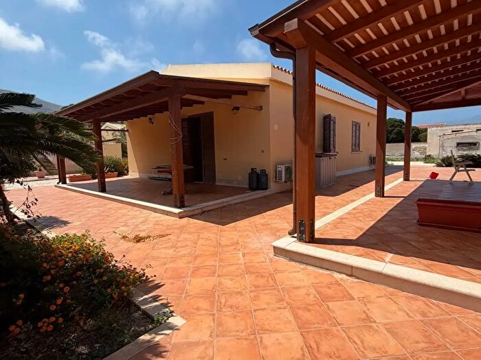 Casa con 6 locali in vendita in Via Cloanto, Erice