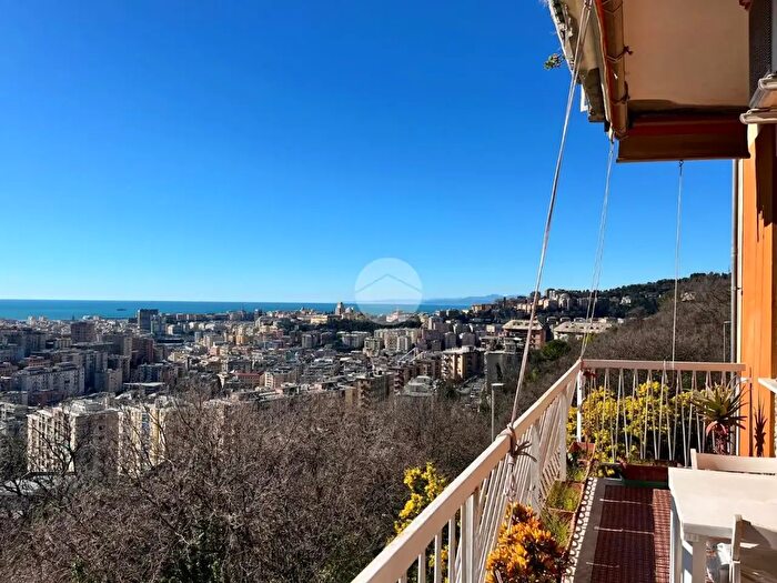 Appartamento con 5 locali in vendita in Via Fratelli Cervi, Genova