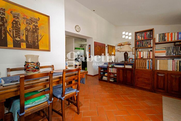 Appartamento con 5 locali in vendita in Via San Bartolo a Cintoia, Firenze