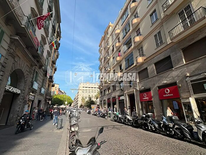Appartamento con 5 locali in vendita in Vico Lungo Teatro Nuovo, Napoli