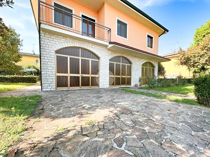 Casa con 5 locali in vendita in Via Martiri di Piazza della Loggia, Manerbio