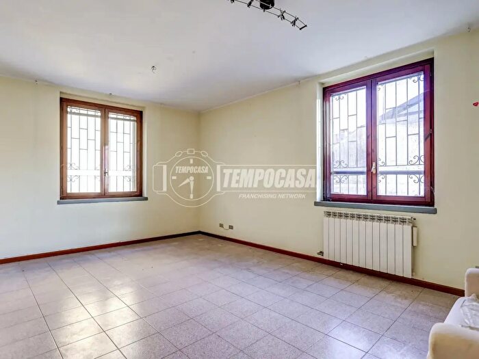 Appartamento quadrilocale in vendita in Vicolo Arco Antico, Castano Primo