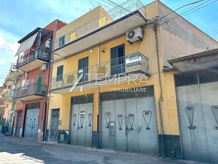 Casa con 6 locali in vendita in Via Biviere, Adrano