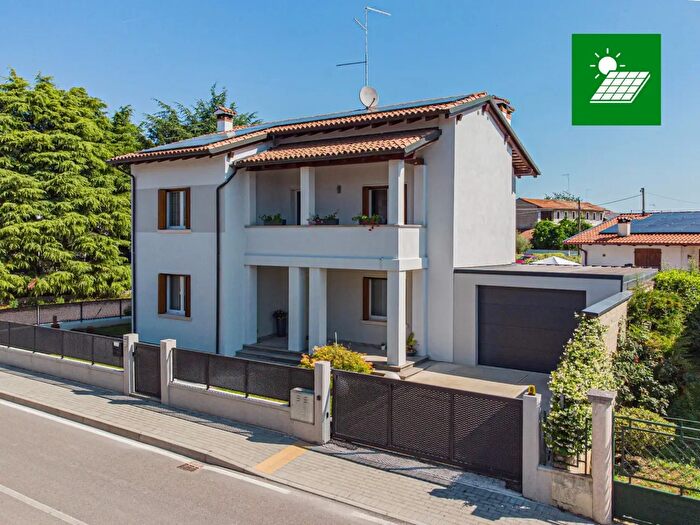 Casa con 7 locali in vendita in Cordenons