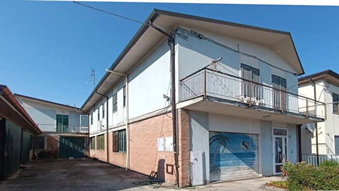 Casa con 14 locali in vendita in Via del Mare, Tresignana